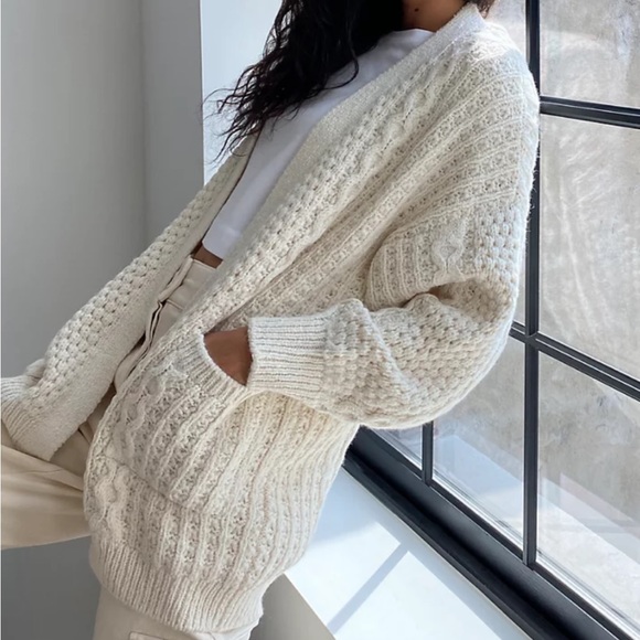 VINTAGE: Cable Knit Pearl Button Down Collared Cardigan - Picture 1 of 8